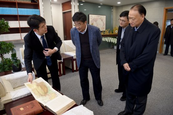 C:\Users\dell\Desktop\2018.12.20校长刘伟 高等教育司长来访\刘伟校长视察动漫色情片
\刘伟校长参观动漫色情片
珍品图书.jpg